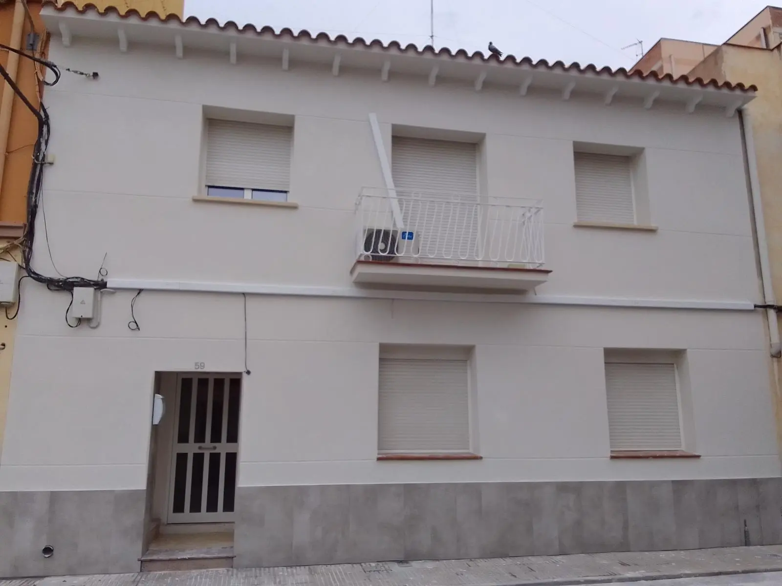 Fachada pintada y balcones renovados