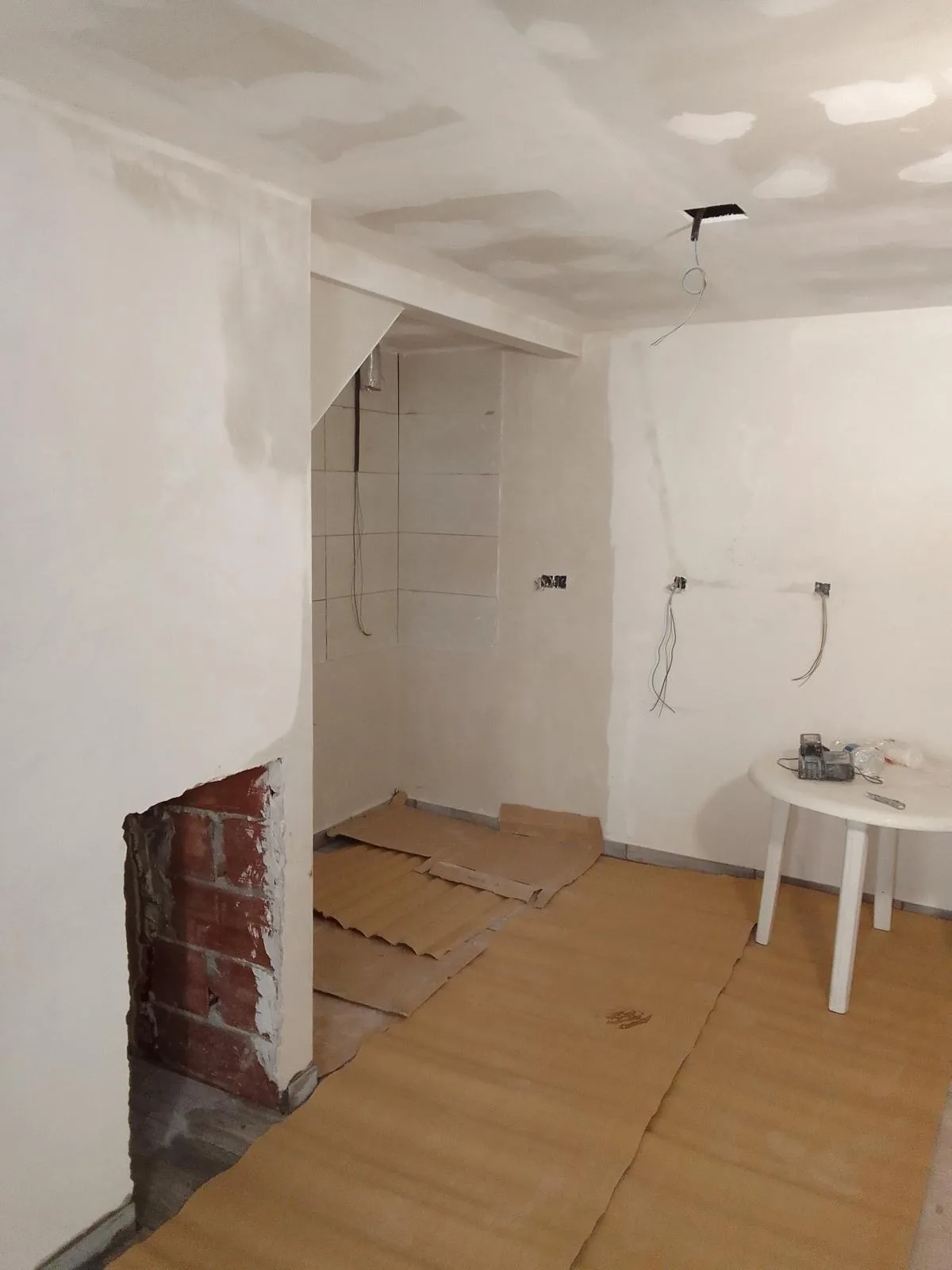 Casa reformada con cocina bajo la escalera: antes de la reforma