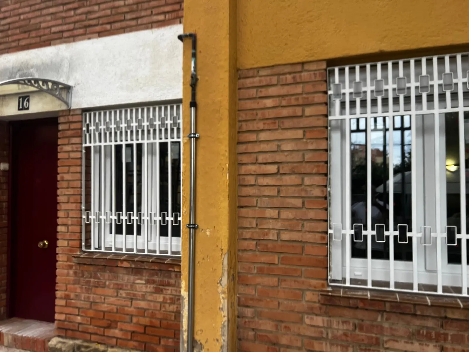 Ventanas y rejas nuevas en casa de ladrillo
