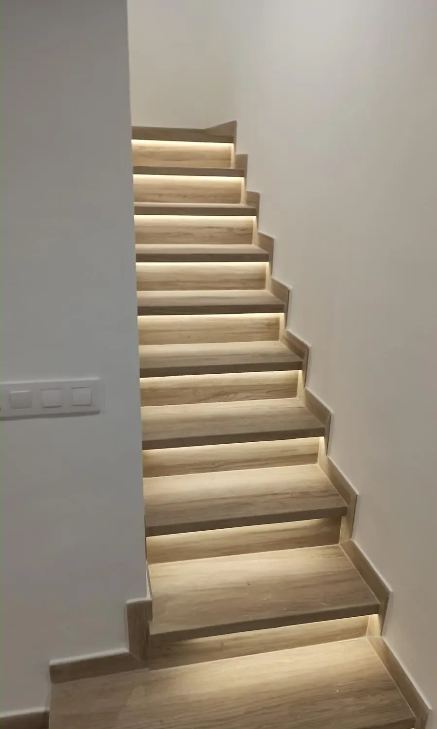 Casa con escalera iluminada y baños nuevos: después