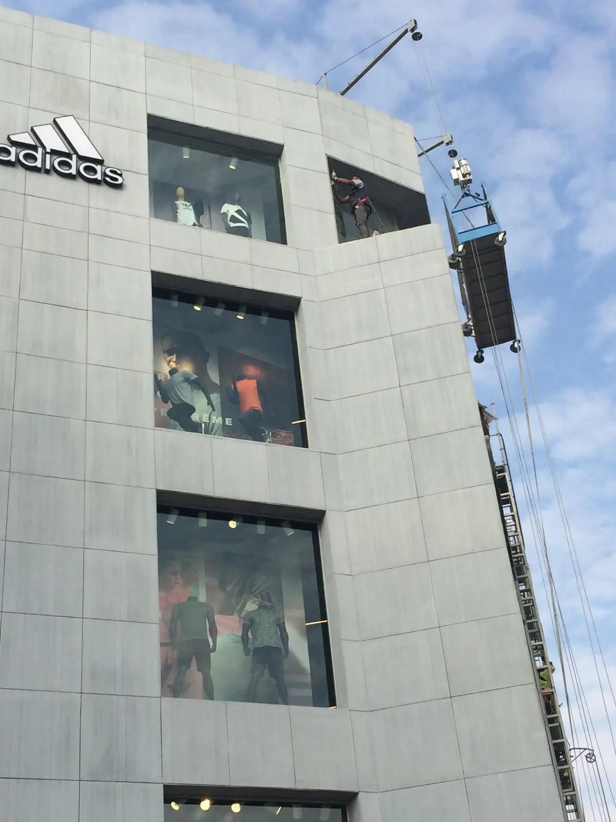Fachada de tienda Adidas
