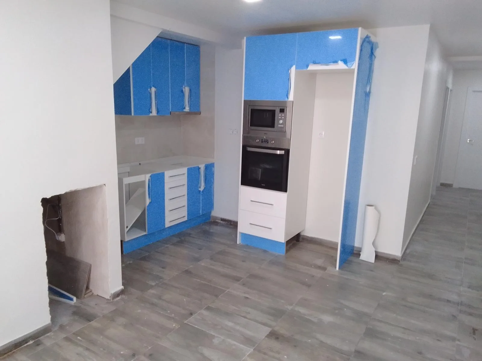 Casa reformada con cocina bajo la escalera: después de la reforma