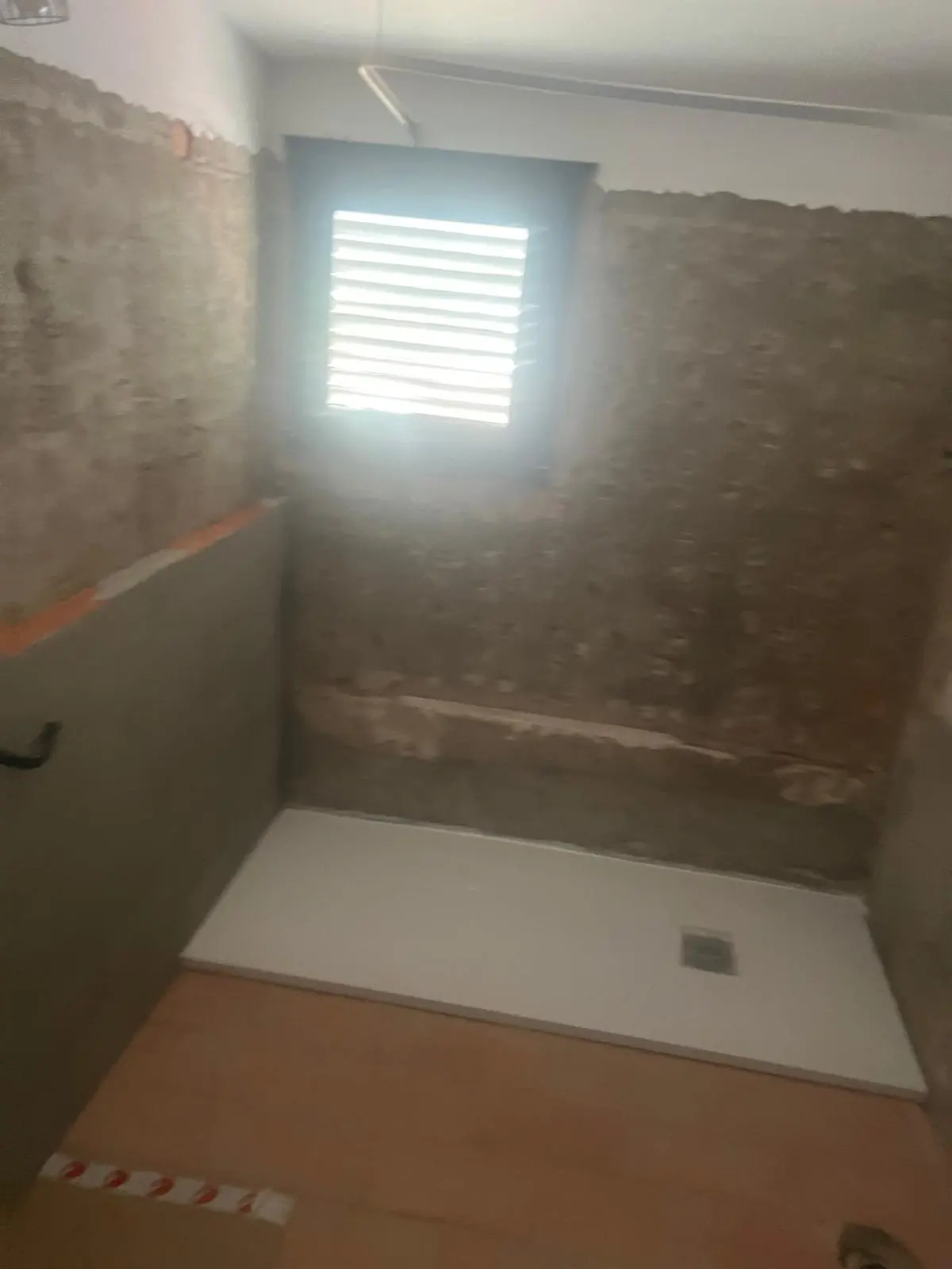 Baño alicatado de arriba abajo: después de la reforma