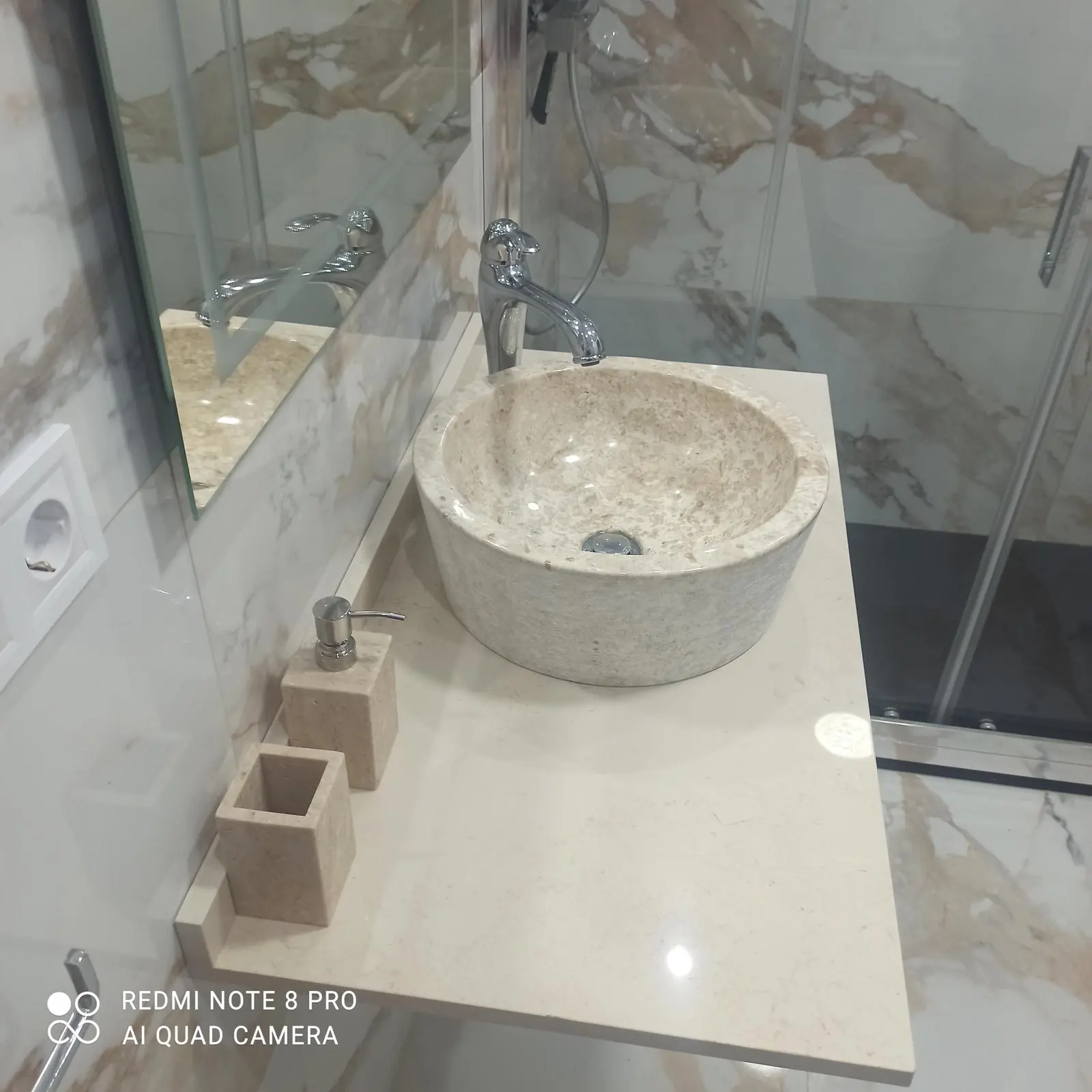 Baño de mármol con lavabo de piedra