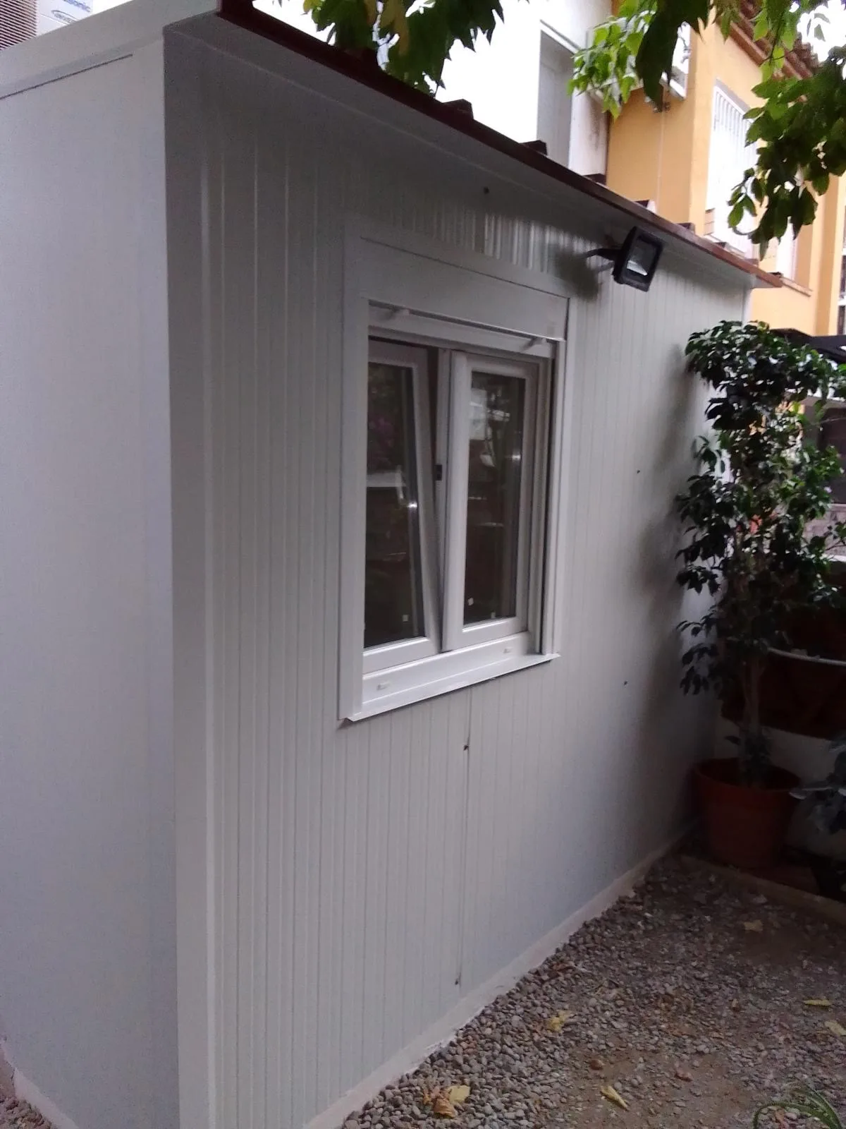 Módulo de panel sándwich con baño adaptado