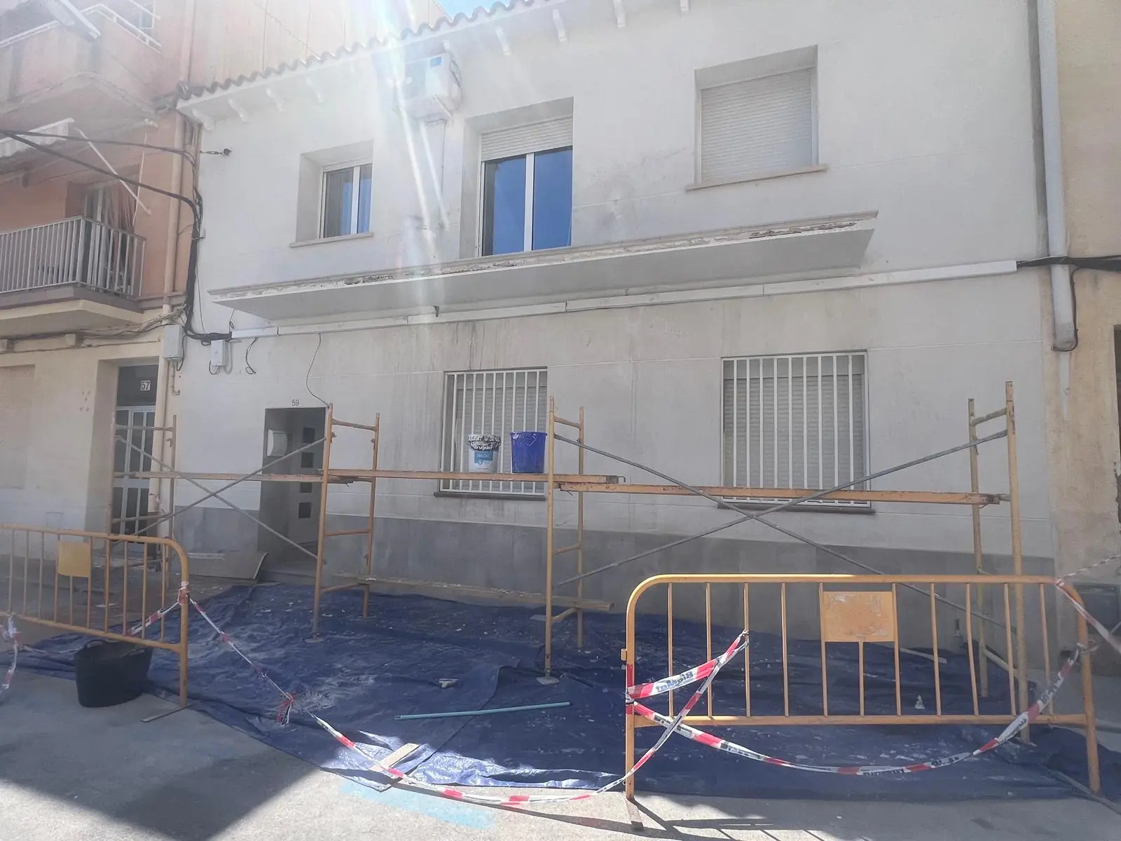 Fachada pintada y balcones renovados: antes de la reforma