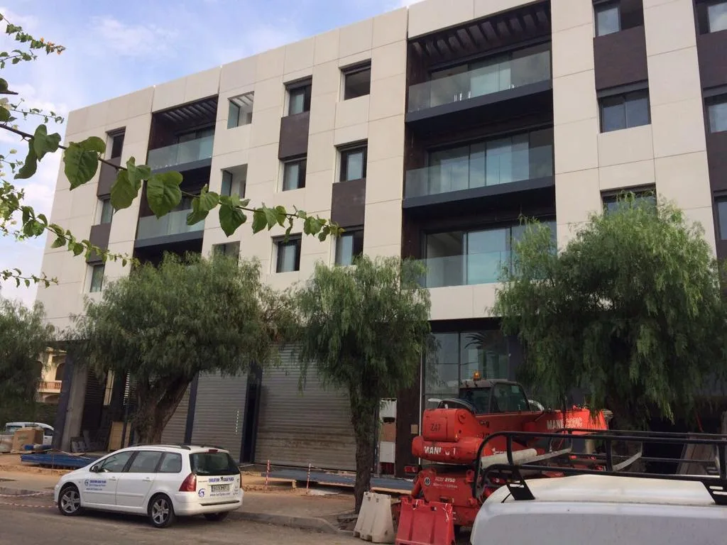 Edificio con fachada ventilada: después