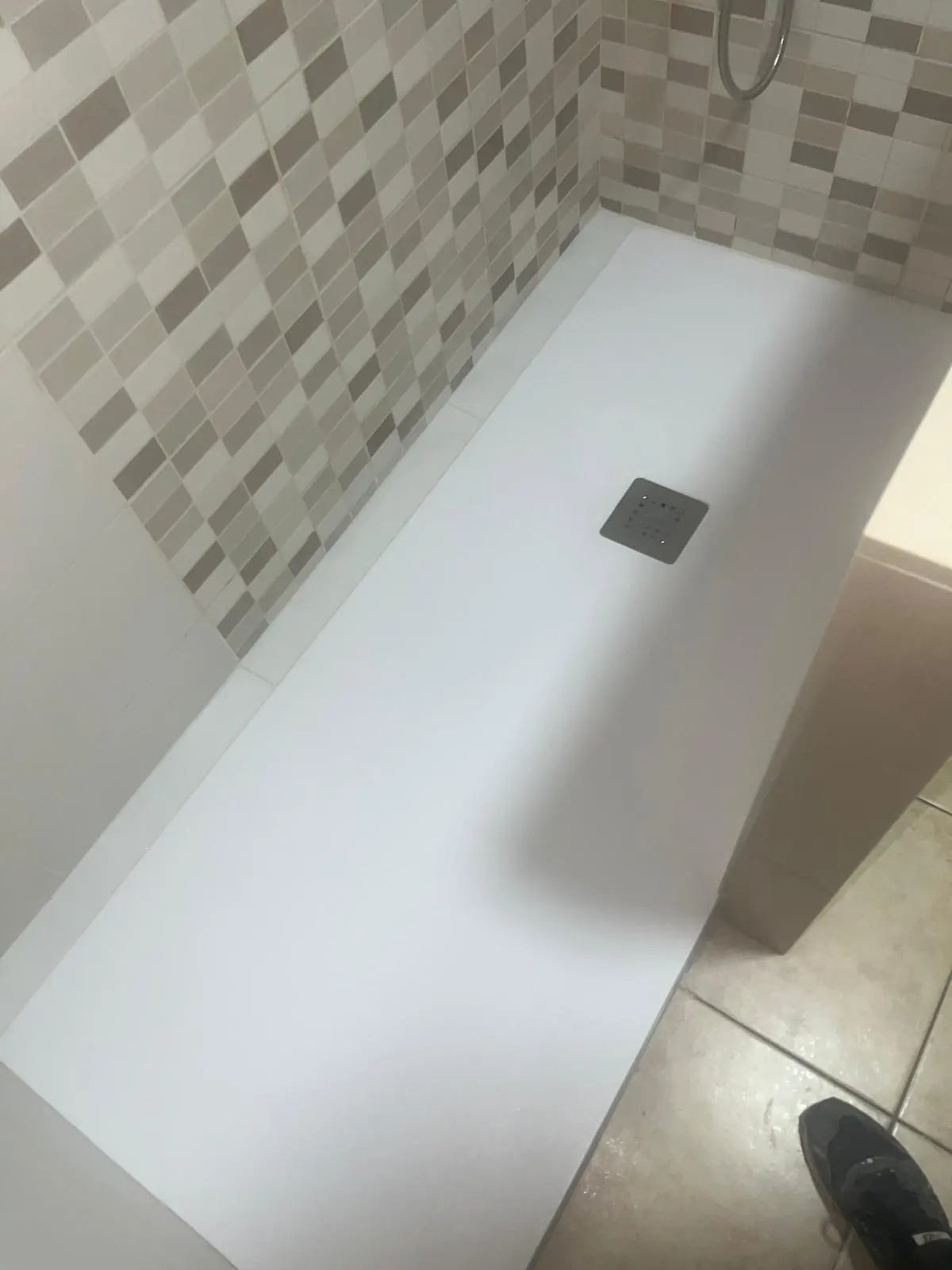 Ducha de obra con mosaico