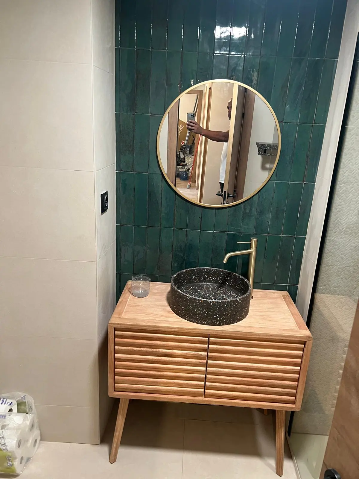 Baño verde con grifería dorada