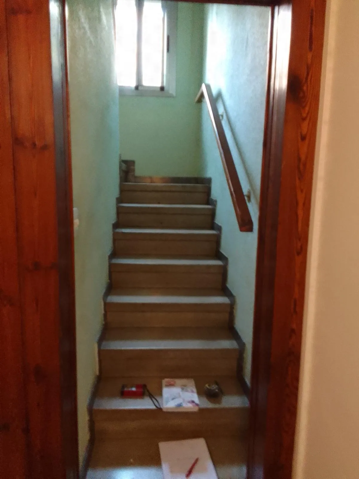 Casa con escalera iluminada y baños nuevos: antes