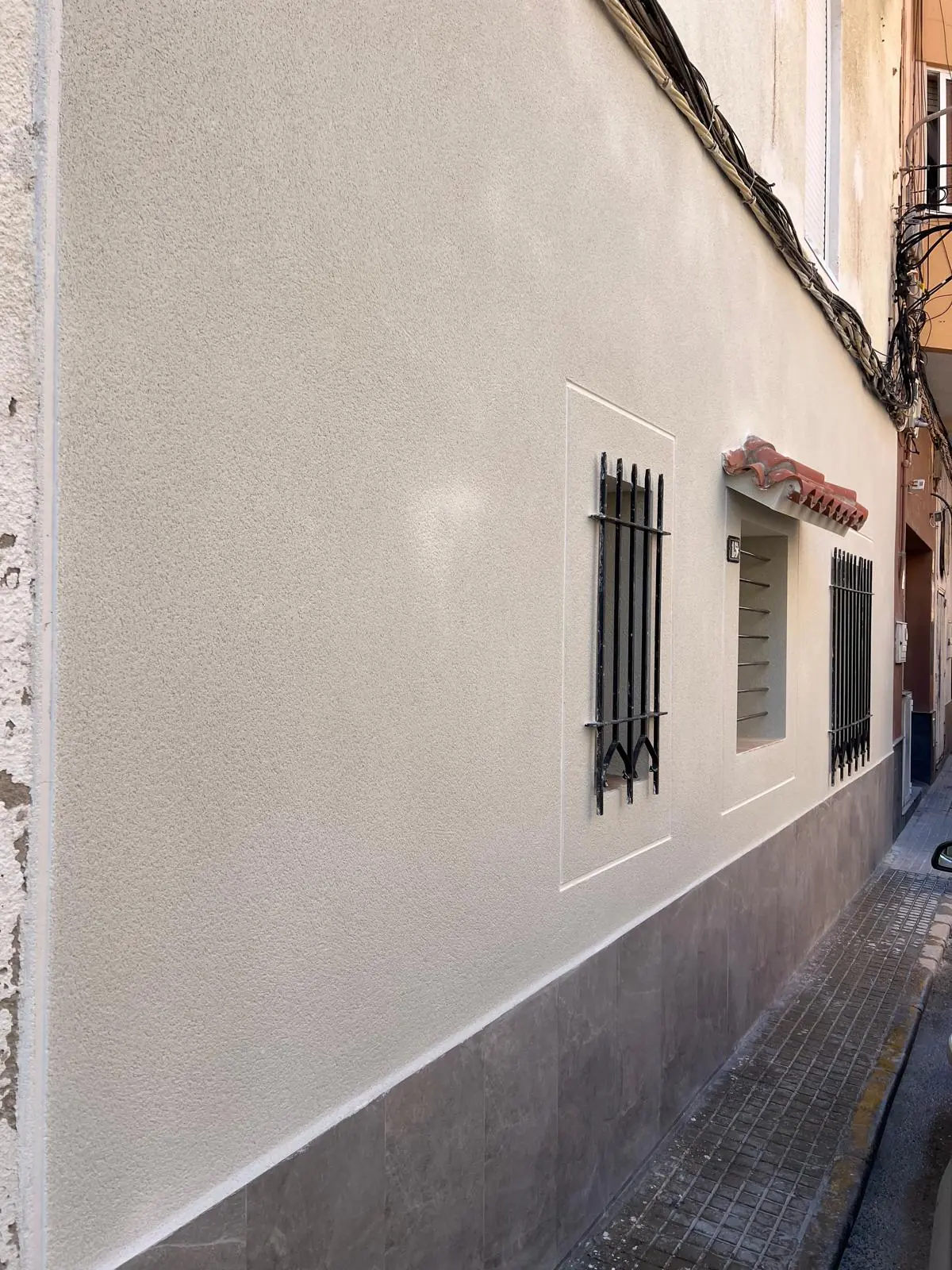 Fachada revocada en casco antiguo: después de la reforma