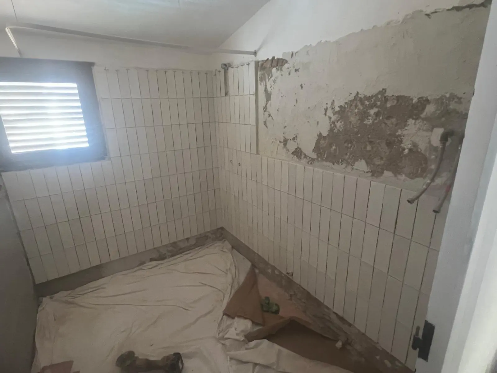 Baño alicatado de arriba abajo: antes de la reforma