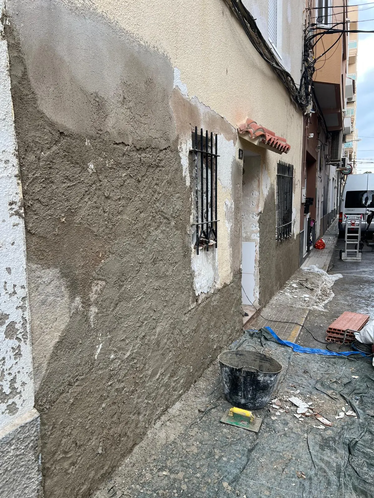 Fachada revocada en casco antiguo: antes de la reforma